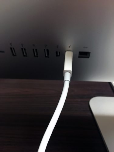 iMacにThunderboltケーブルを接続